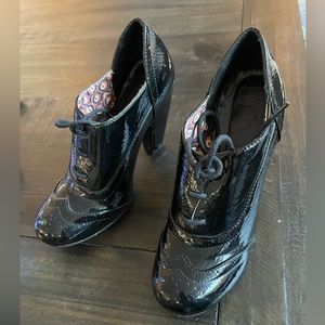 Black shoes, booties